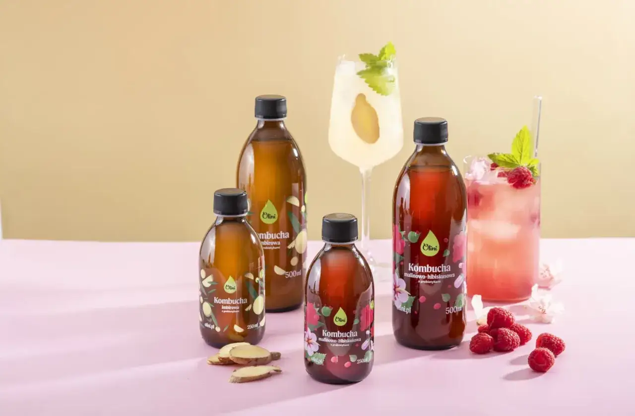 Butelki kombuchy imbirowej i malinowo-hibiskusowej. Zastanawiasz się nad kombucha przeciwwskazania? Sprawdź, czy ten napój jest dla Ciebie.
