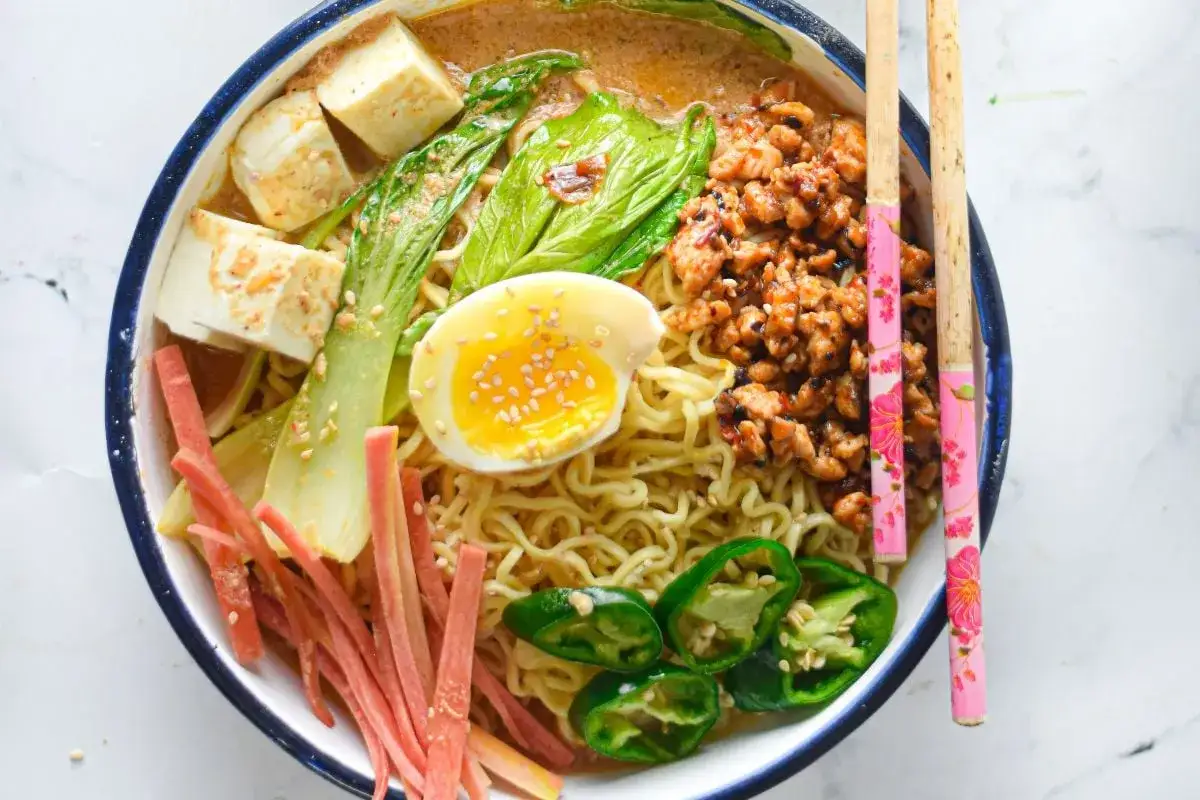 Pyszny przepis na ramen miso z tofu, jajkiem, mielonym mięsem i warzywami. Idealny na rozgrzewający posiłek.