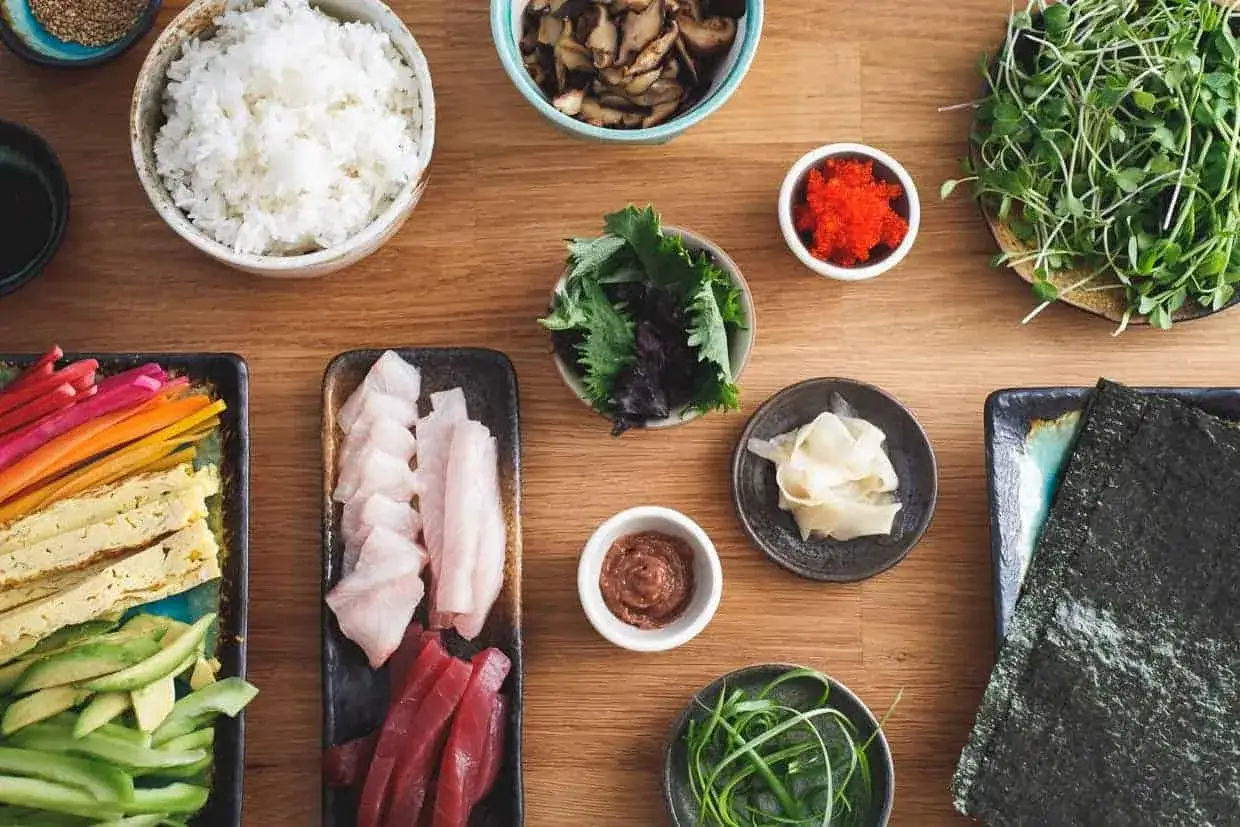 Wszystko do sushi: ryż, ryby, warzywa, nori i dodatki. Gotowi na domowe rolki!