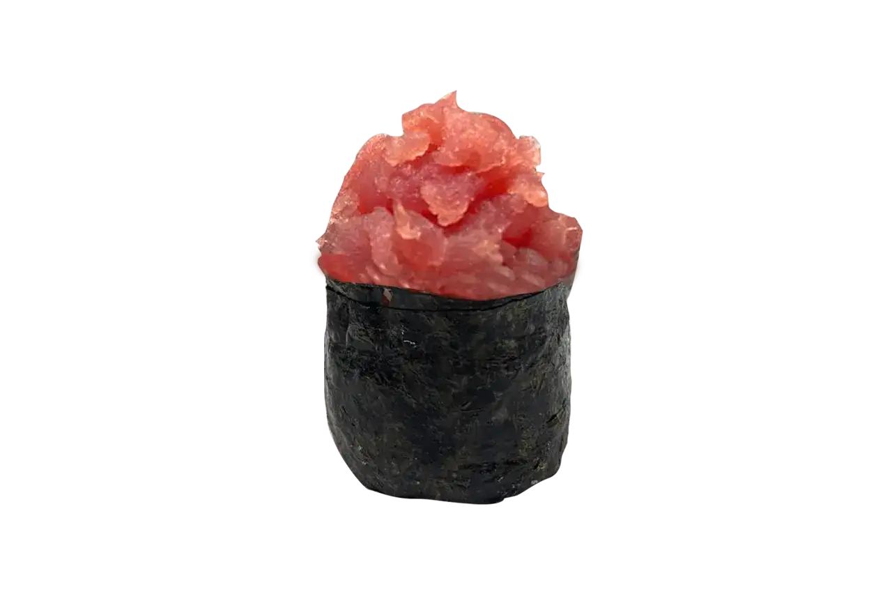 Gunkana z delikatną, różową pastą z tuńczyka do sushi, owinięta w ciemne nori.