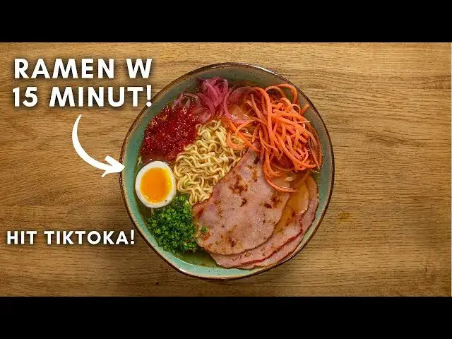 różne dodatki do ramenu z zupki chińskiej
