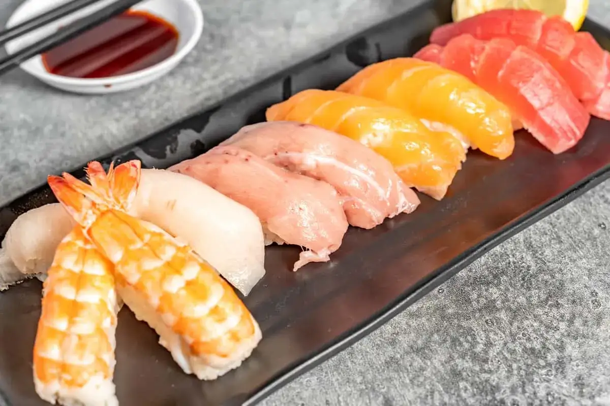 Różnorodne nigiri: krewetka, łosoś, tuńczyk. To właśnie nigiri, czyli sushi z ryżem i kawałkiem ryby lub owoców morza.