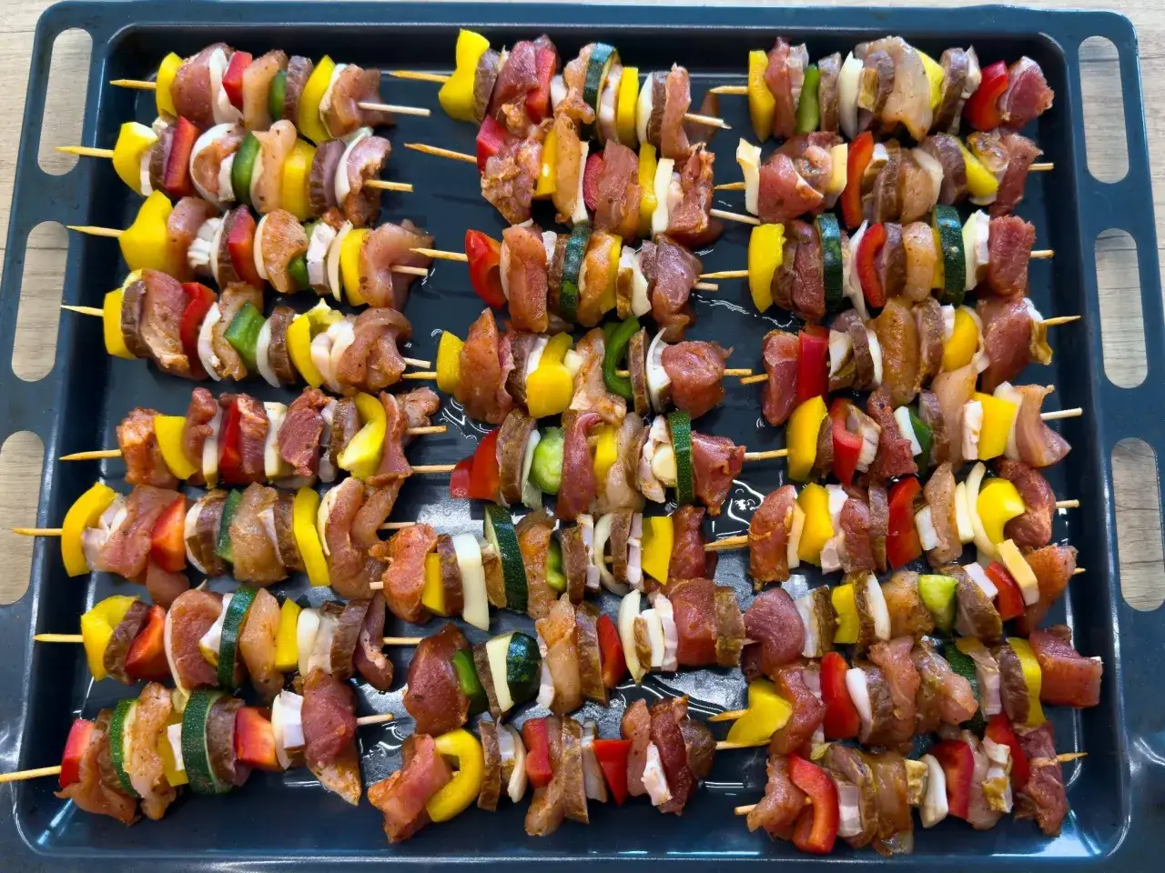 Szablon na yakitori przepis: szaszłyki z kurczakiem, wieprzowiną, papryką, cebulą i cukinią, gotowe do pieczenia.