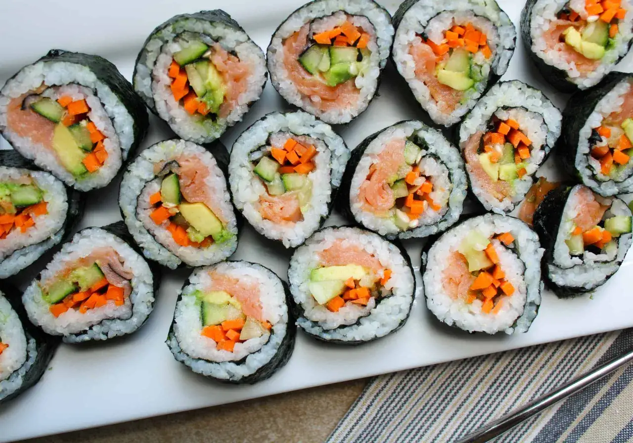 Rolki sushi z łososiem, awokado, ogórkiem i marchewką. Idealne składniki, z czym zrobić sushi, by zachwycić smakiem.