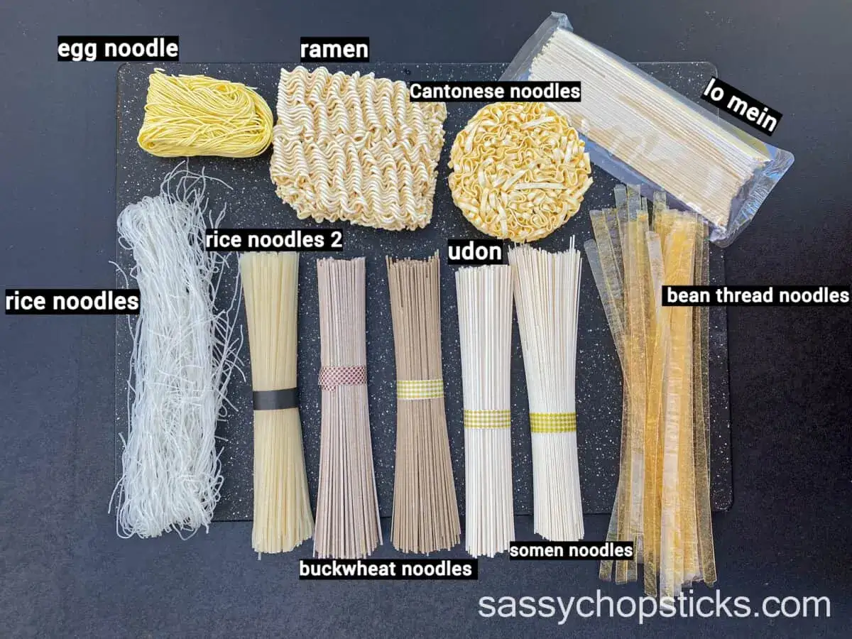 Różne rodzaje makaronu: jajeczny, ramen, ryżowy, udon, gryczany, somen, lo mein, nitki fasolowe. Pyszny makaron noodle na talerzu.