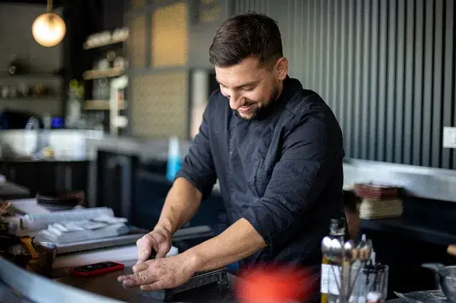 Szef sushi przygotowujący omakase