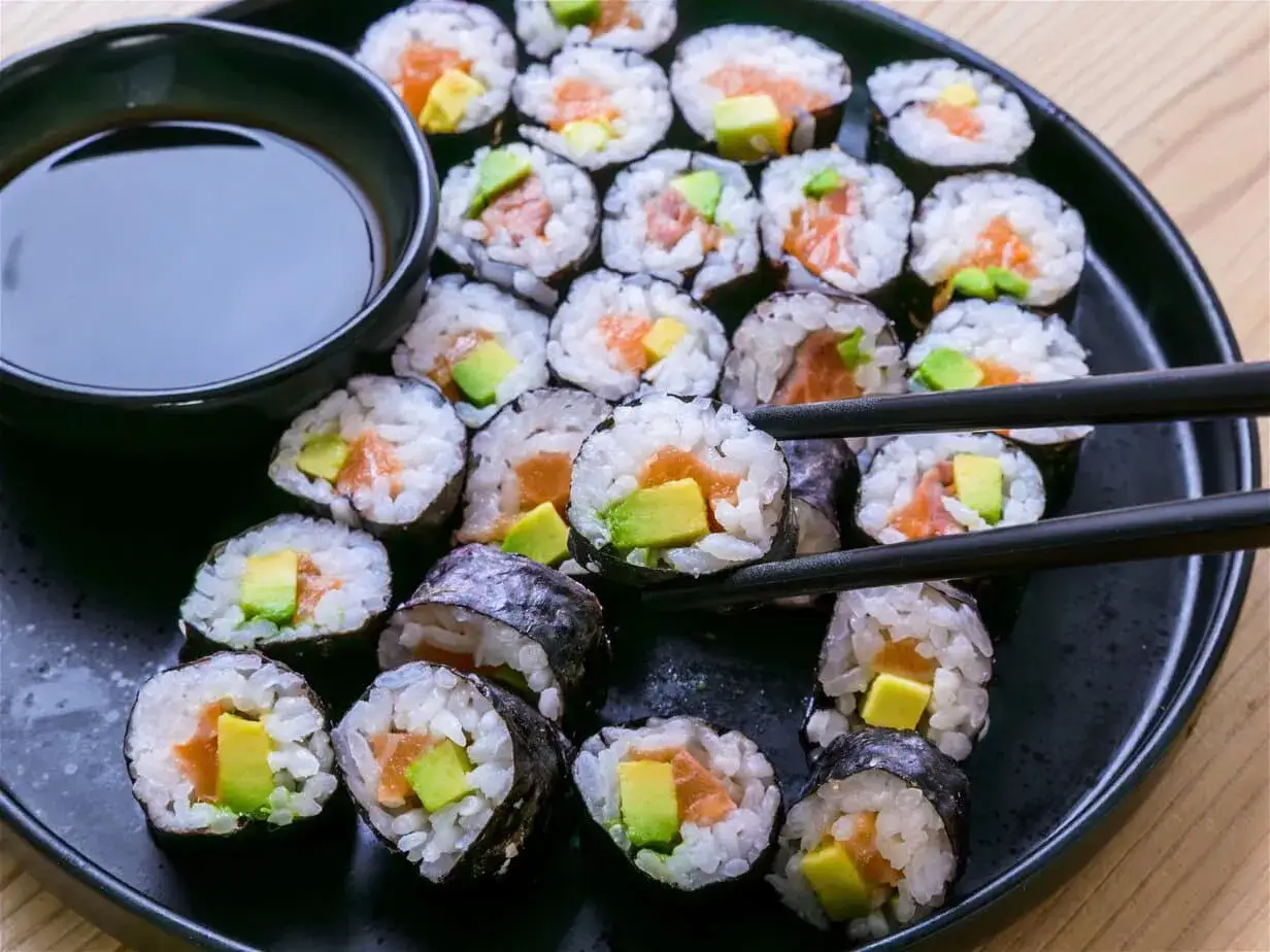 Talerz sushi z łososiem i awokado. Zastanawiasz się nad sushi a indeks glikemiczny? Smaczna przekąska.