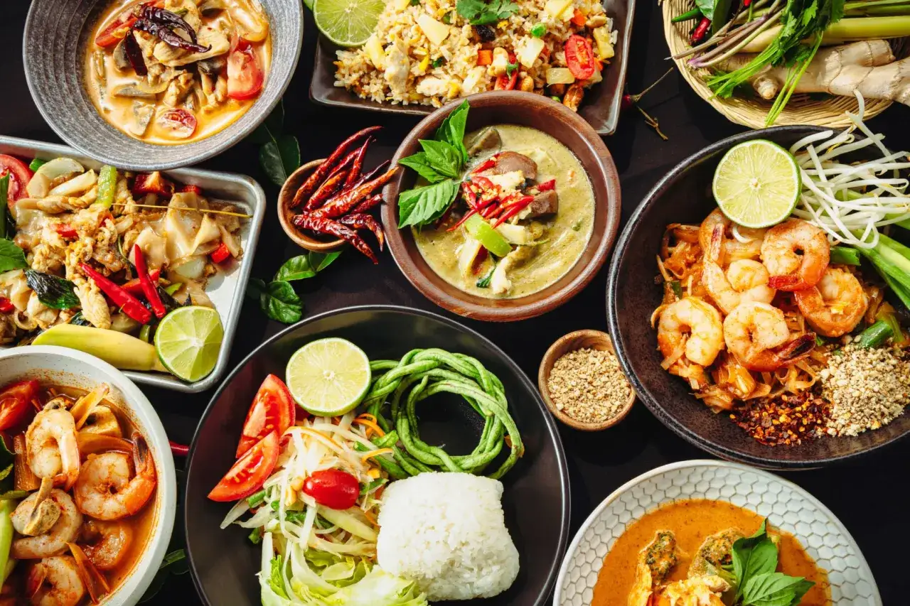 Bogactwo smaków: zielone curry, pad thai z krewetkami, zupa tom yum i sałatka papaja – prawdziwa uczta tajskich dań.
