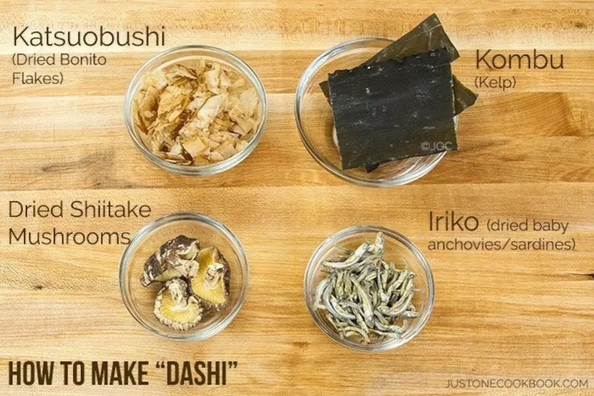 Składniki do przygotowania bulionu dashi: płatki bonito, suszone grzyby shiitake, kombu (wodorosty) i suszone sardynki.