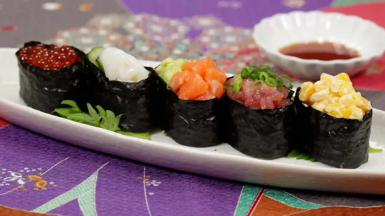 Pięć różnych rodzajów sushi gunkan: ikra łososia, kalmar, łosoś z awokado, tuńczyk z cebulką i kukurydza.