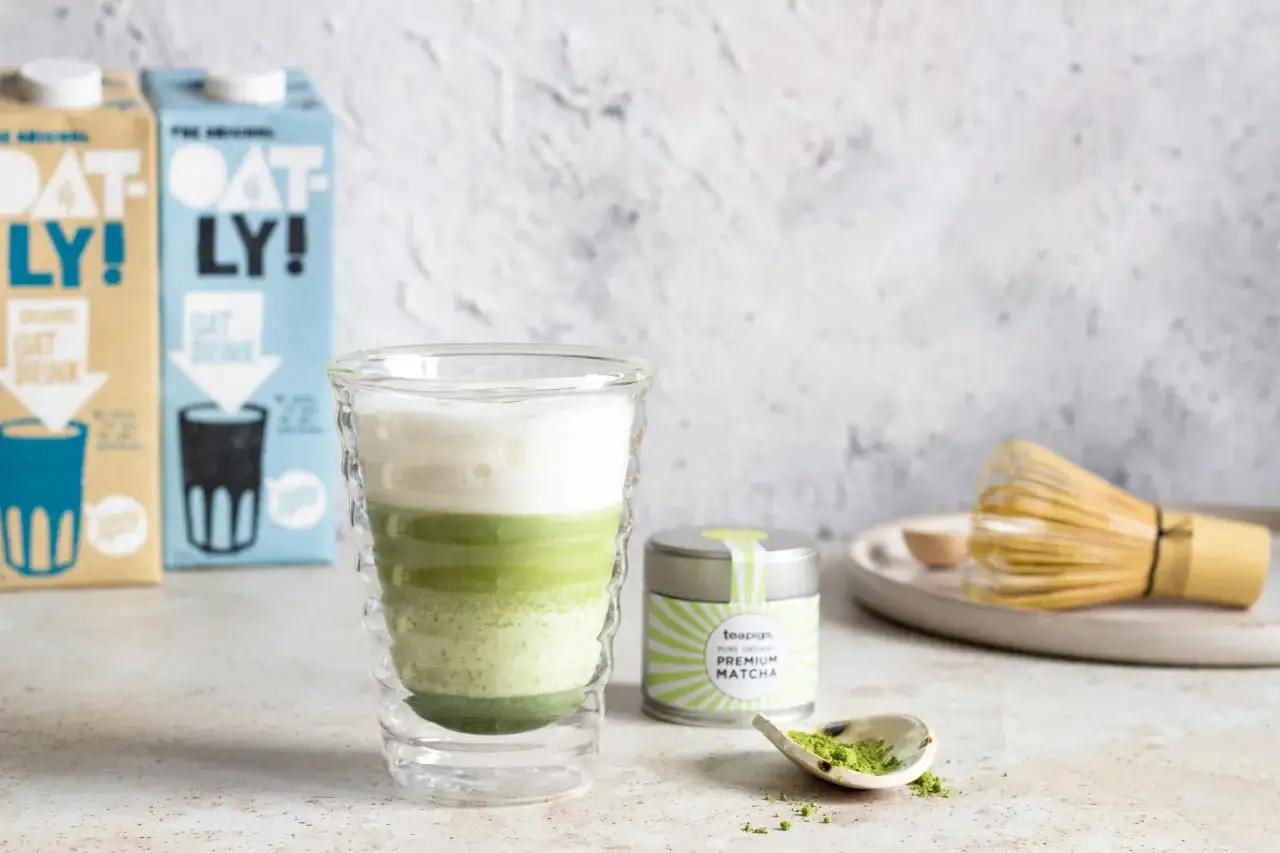składniki do matcha latte i akcesoria
