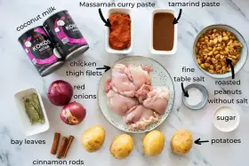 Składniki do pasty curry: mleczko kokosowe, pasta massaman, tamaryndowa, kurczak, ziemniaki, cebula, orzeszki, cukier, sól, liście laurowe, cynamon.
