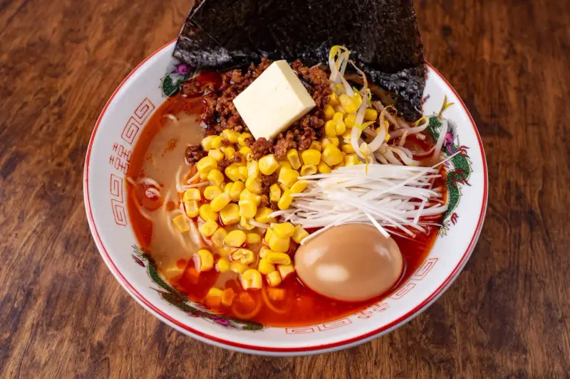 Misowy ramen z masłem, mielonym mięsem, kukurydzą, kiełkami i jajkiem. Idealny przepis na ramen miso.